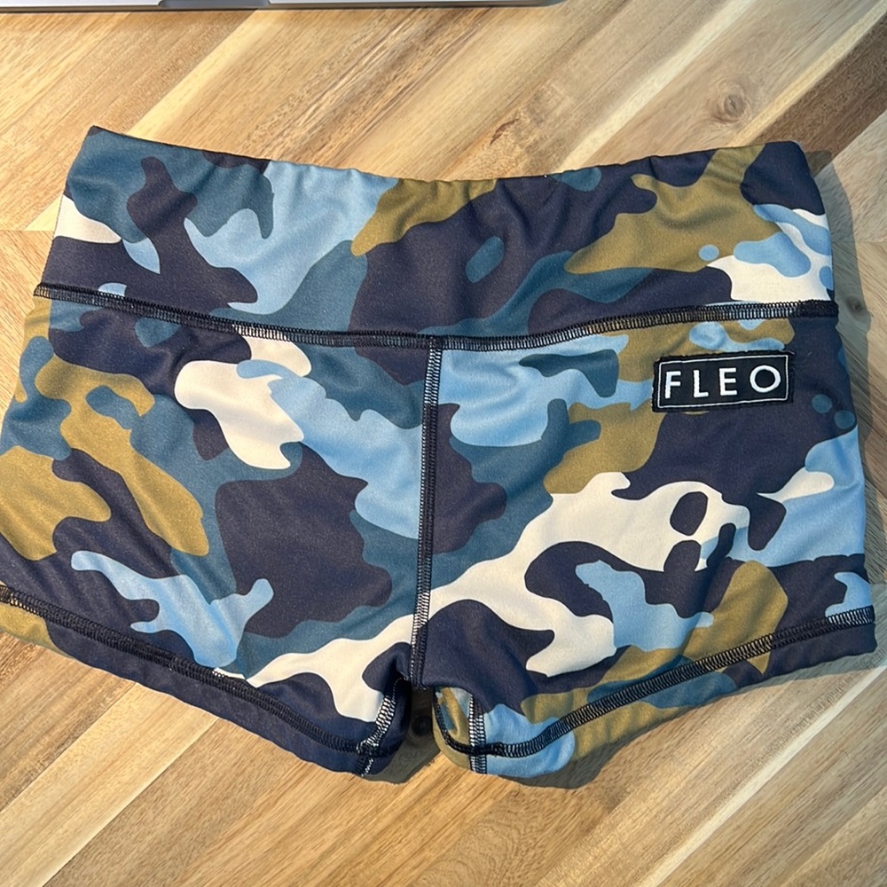 FLEO original rise shorts - camo - size S
